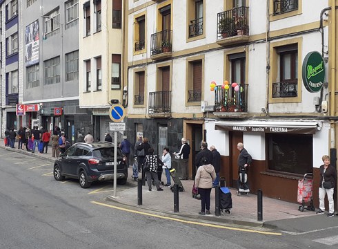 Ilara luzeak egon dira supermerkatuetan