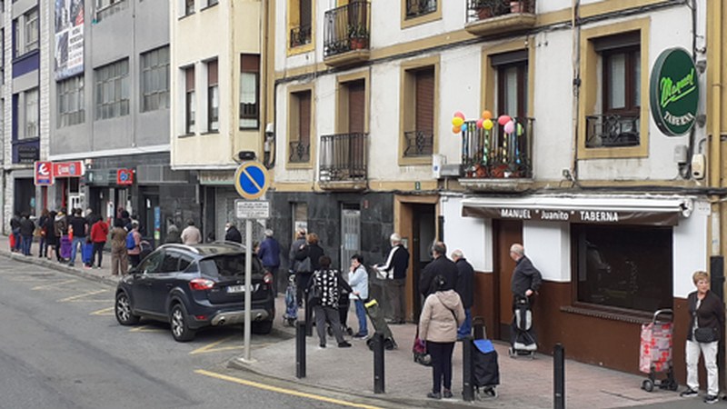 Ilara luzeak egon dira supermerkatuetan