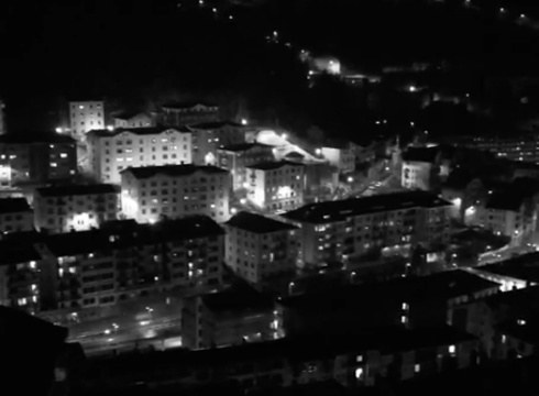 Iluntzetako txaloei musikarekin laguntzen ari dira, egunero kantu bat gehituta