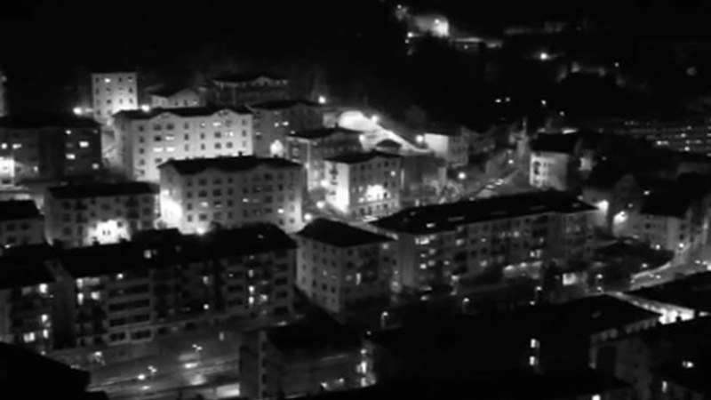 Iluntzetako txaloei musikarekin laguntzen ari dira, egunero kantu bat gehituta