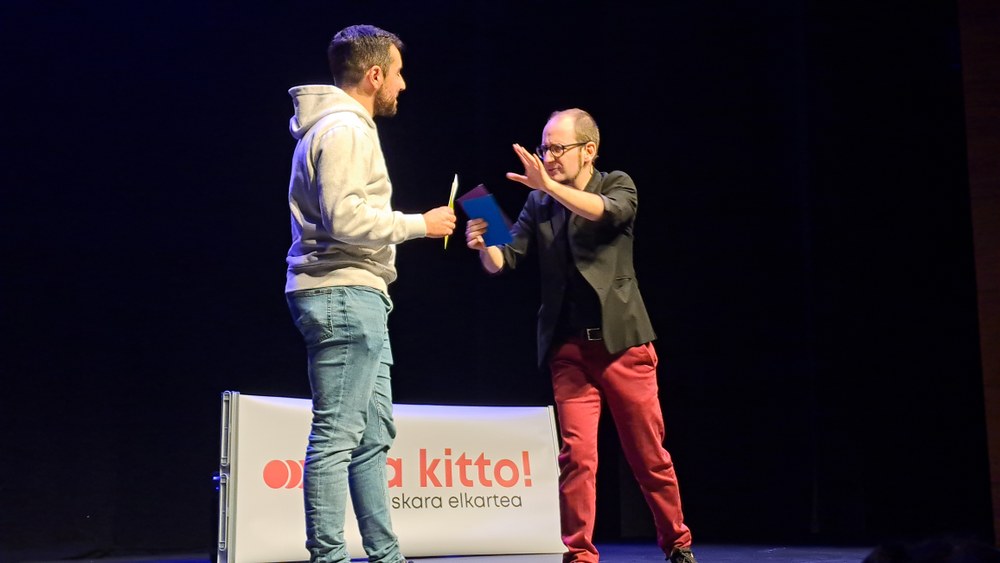 Imanol Ituiñoren ikuskizunak aho zabalik utzi zituen Coliseoko ikusleak