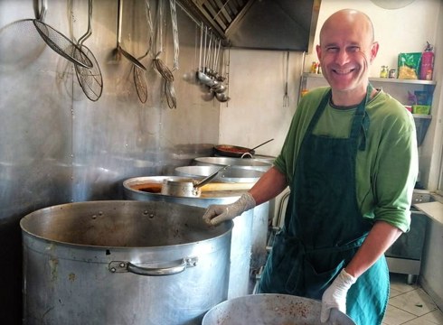 Iñaki Alfageme, sukaldaria: “Egonaldia amaitzean etxera gatoz, baina errefuxiatuek han gelditzea beste aukerarik ez dute”