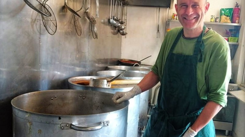 Iñaki Alfageme, sukaldaria: “Egonaldia amaitzean etxera gatoz, baina errefuxiatuek han gelditzea beste aukerarik ez dute”