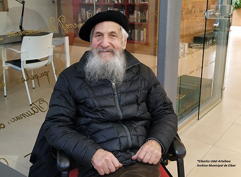 Iñaki Larrañaga artistari buruzko bideoa ipini du ikusgai Udal Artxiboak