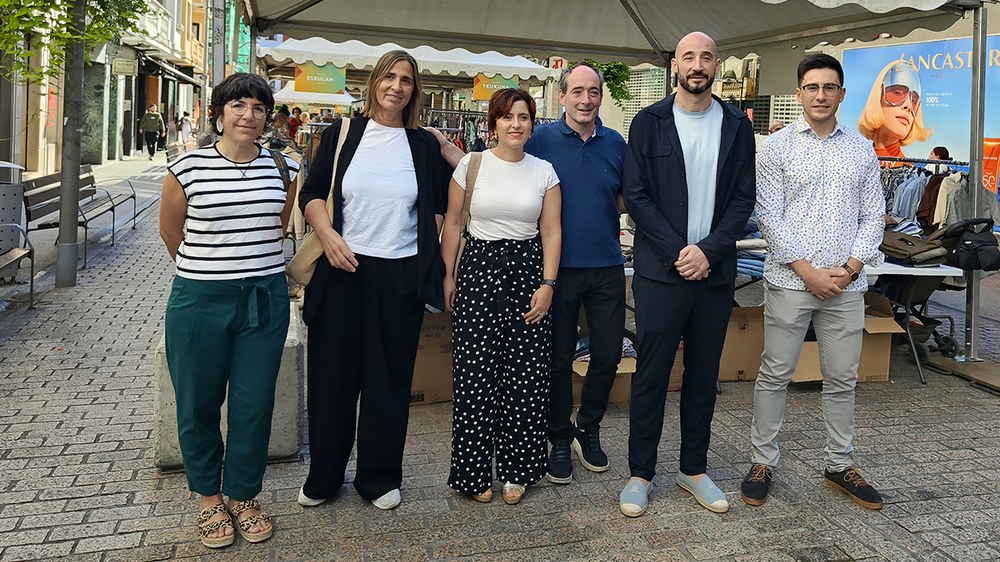 Inauguratu dute hiru egunetan Toribio Etxebarria kalean egongo den Eibarko Udako Aukeren Azoka