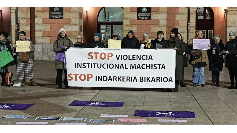 Indarkeria bikarioa eta instituzionalaren aurrean egia, justizia eta erreparazioa aldarrikatu zuten atzo Eibarren