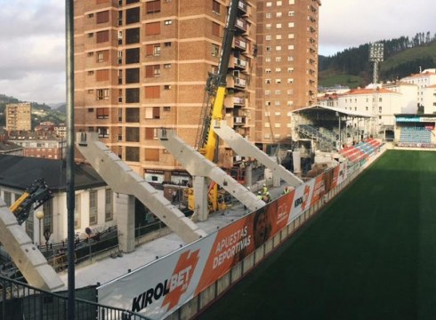 Indalezio Ojanguren kalea itxita, tribuna berria ipintzeko