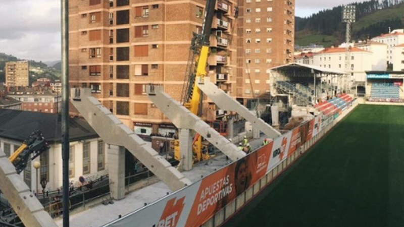 Indalezio Ojanguren kalea itxita, tribuna berria ipintzeko