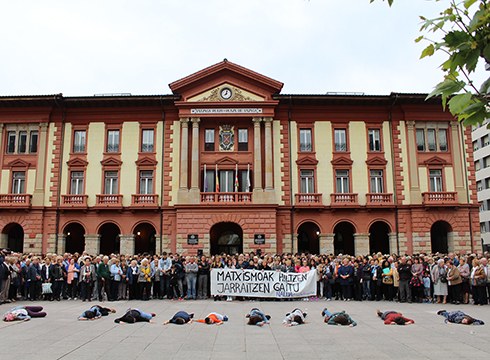 Indarkeria matxistaren kontrako elkarretaratzeak jendetza batu zuen atzo