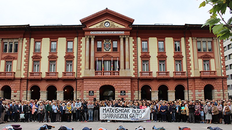 Indarkeria matxistaren kontrako elkarretaratzeak jendetza batu zuen atzo