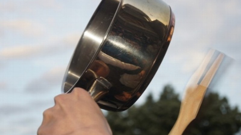 Indarkeria matxistarengatik hil diren emakumeengatik kazerolada deitu dute