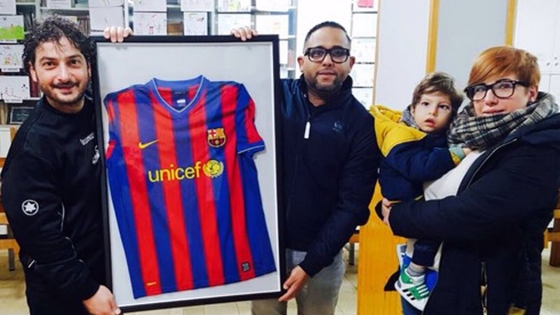 Iniestak sinatutako kamisetaren irabazleak AFESD elkartekoei eman die, berriz zozketatzeko