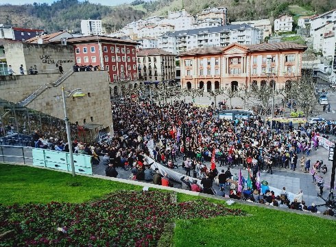 Inoizko manifestaziorik jendetsuena egin da eguerdian Eibarren