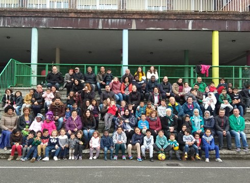 Integrazioaren eta bizikidetzaren aldeko jaia egin zuten larunbatean Arrateko Andra Mari ikastetxeko familiek