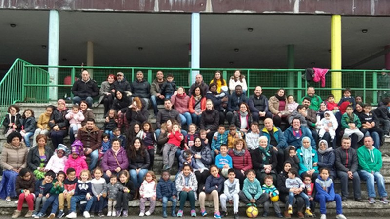 Integrazioaren eta bizikidetzaren aldeko jaia egin zuten larunbatean Arrateko Andra Mari ikastetxeko familiek