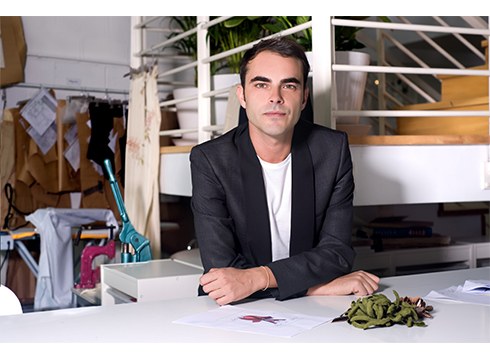 Ion Fiz, moda-diseinatzailea: “Asko gustatuko litzaidake Eibar KEren kamiseta eta traje ofiziala diseinatzea”