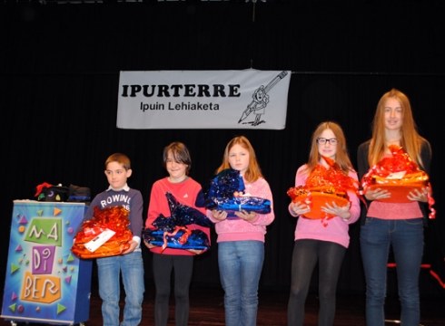 Ipurterre ipuin lehiaketako irabazleek saria jaso dute