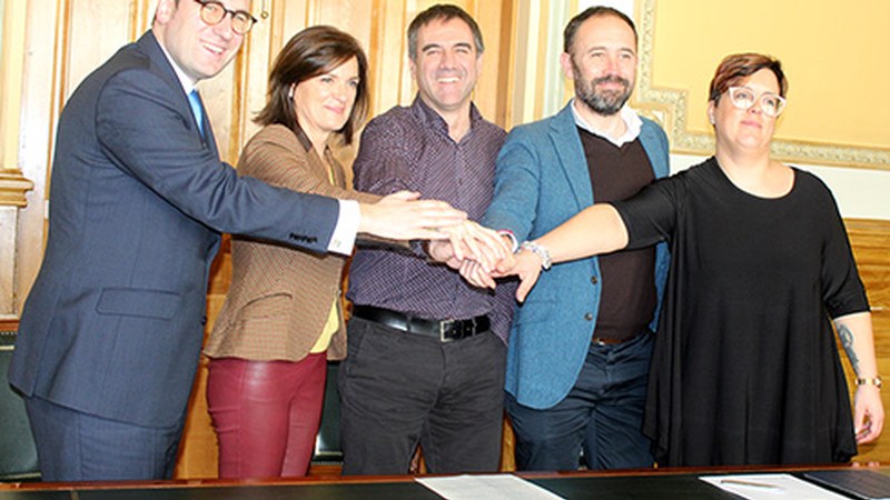 Ipurua foball zelaiaren obren inguruko hitzarmena sinatu dute