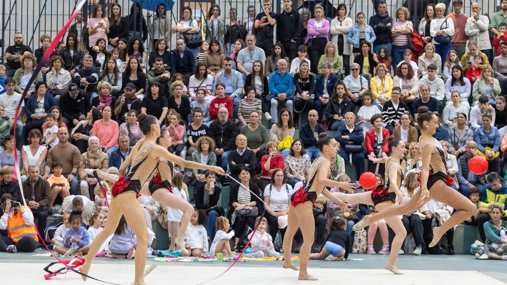 Ipurua Gimnasia Erritmika Taldearen erakustaldia hartu zuen atzo Errebal plazak