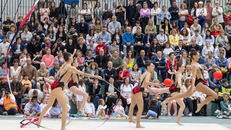 Ipurua Gimnasia Erritmika Taldearen erakustaldia hartu zuen atzo Errebal plazak