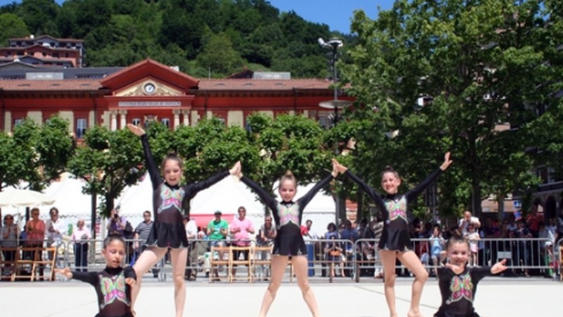 Ipuruako gimnasta gazteek erakustaldi koloretsua egin zuten