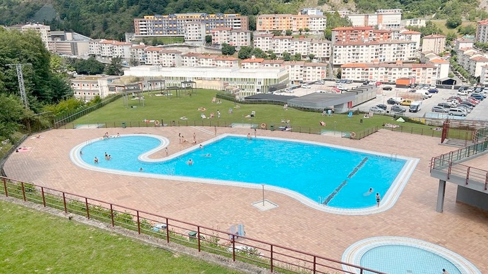 Ipuruako igerilekuko taberna atzo ireki zuten