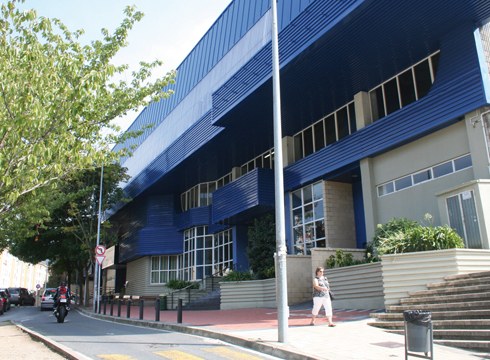 Ipuruako kiroldegiko teilatua eraberritzeko obrak hasi dira