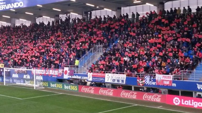Ipuruako publikoak ALFAko langileen eskaera bete eta txartel gorria atera du