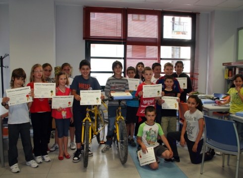 Irakurle gazteak saritu dituzte liburutegian