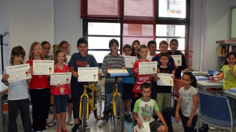 Irakurle gazteak saritu dituzte liburutegian