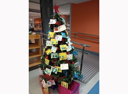 Irakurleen gomendioekin apainduko dute Gabonetako arbola liburutegian