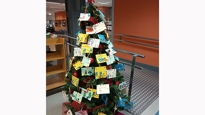 Irakurleen gomendioekin apainduko dute Gabonetako arbola liburutegian