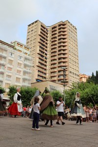 Iruñeko erraldoiek eta antzerkiak girotu zuten arratsaldea