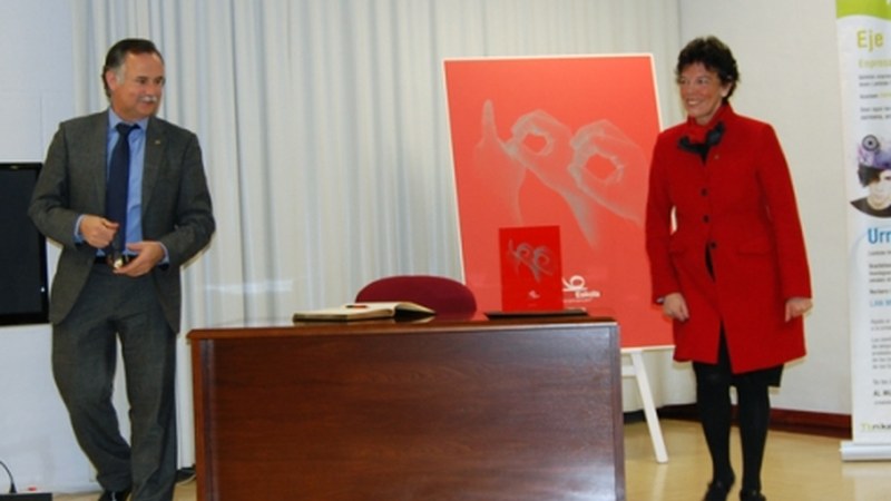 Isabel Celaa Armeria Eskolan izan da gaur