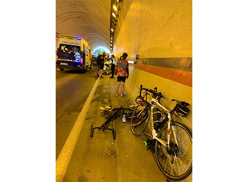 Kamioi batek zazpi txirrindulari kolpatu ditu bariantean