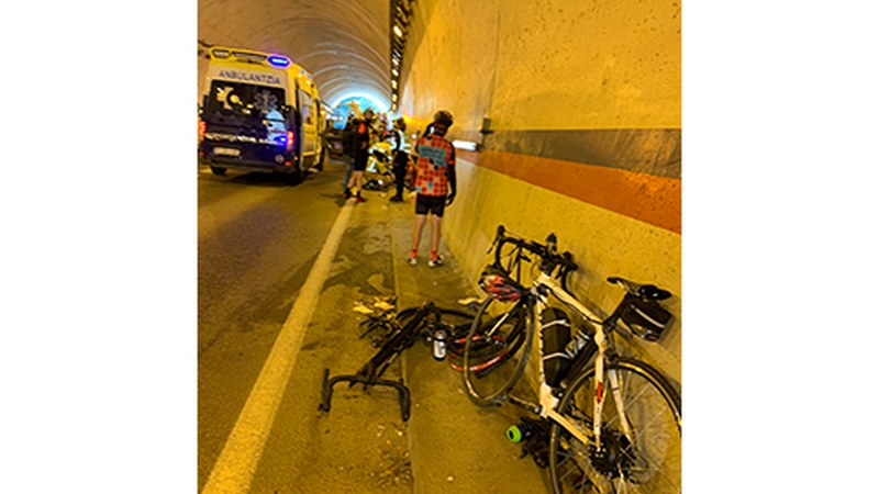 Kamioi batek zazpi txirrindulari kolpatu ditu bariantean