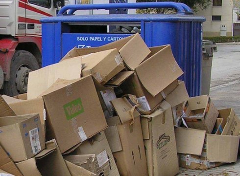 Isunak kalean txiza egiteagatik eta kartoia pilatzeagatik