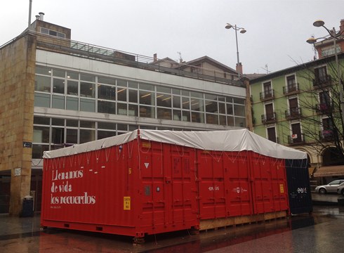 Itsas-garraioko bi edukiontzik eguneroko gauzak berrerabili eta birziklatzearen garrantzia erakutsiko dute