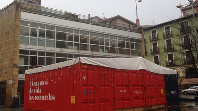 Itsas-garraioko bi edukiontzik eguneroko gauzak berrerabili eta birziklatzearen garrantzia erakutsiko dute