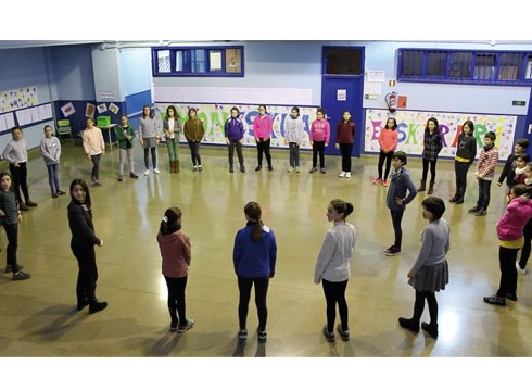 "Maritxipi" kantu jolasa erakutsi digute Iturburuko ikasleek (BIDEOA)