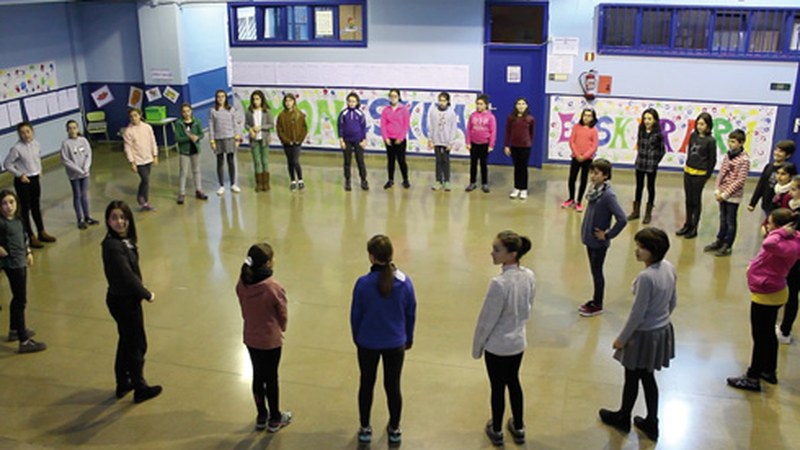 "Maritxipi" kantu jolasa erakutsi digute Iturburuko ikasleek (BIDEOA)