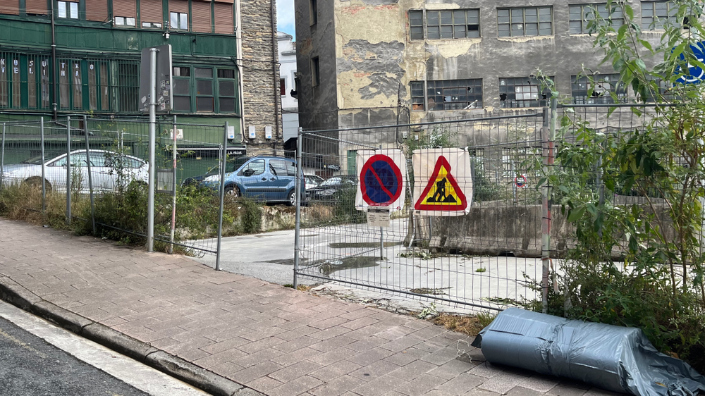 Itxi dute Bittor Sarasketa kalean aldi baterako zabaldu zuten aparkalekua