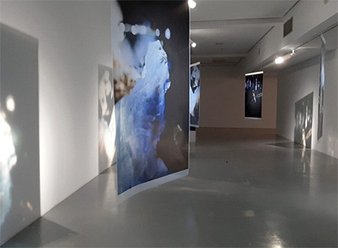 “Itzalpean” erakusketaren bisita gidatua egingo dute gaur arratsaldean