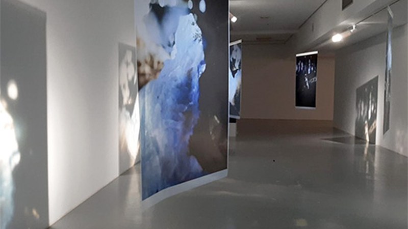 “Itzalpean” erakusketaren bisita gidatua egingo dute gaur arratsaldean