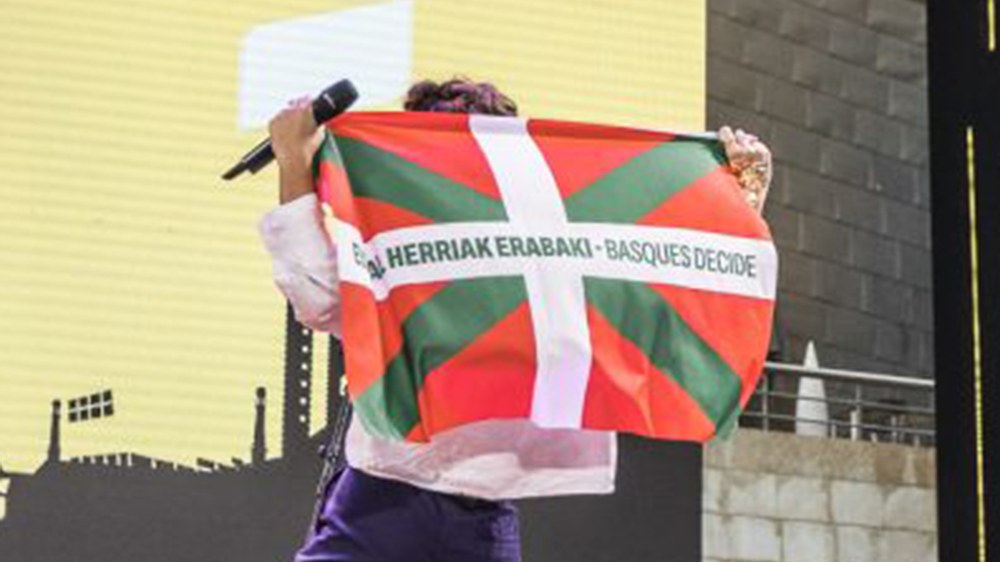 Itzuliaren biharko etapa Eibarren izango dela eta, Gure Eskuk errepideak ikurriñaz betetzeko deia egin du