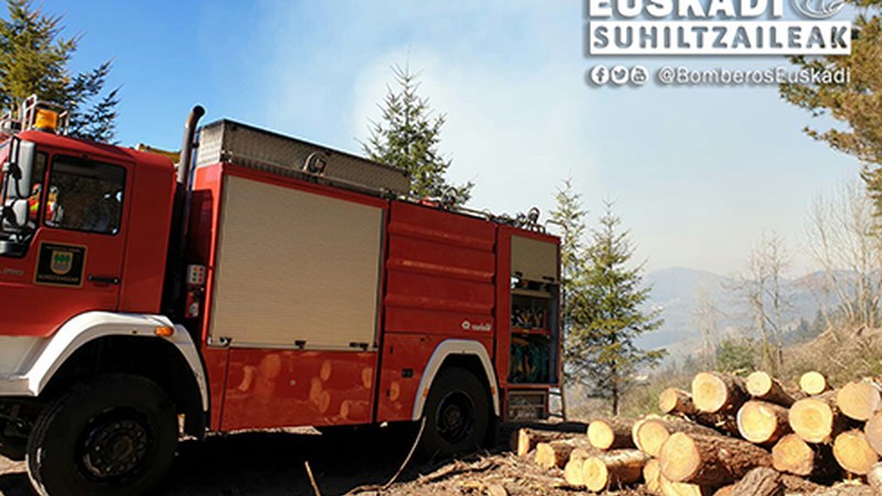 Ixua inguruan piztu den sua amatatzeko lanean ari dira suhiltzaileak