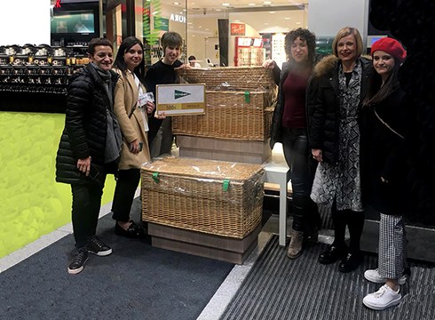 Izarne Laskurainek eraman du ...eta kitto! Euskara Elkartearen Gabonetako otarra