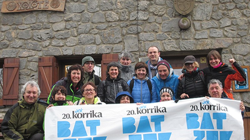 Izarraitzen barrenak ezagutu zituzten zapatuan, Korrika Kulturalaren harira antolatutako irteeran