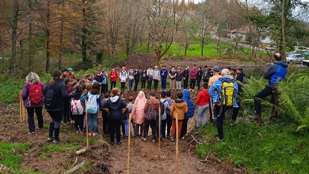 J.A. Mogel ikastetxekoak Izuan egon dira landaketak egiten