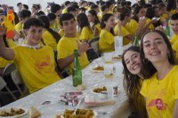 Jai giro ederrean egin dute herri bazkaria Mogel Isasin